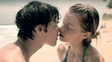 Sebastian Urzendowsky und Henrike von Kuick in Thorsten Wennings „Backpack“.