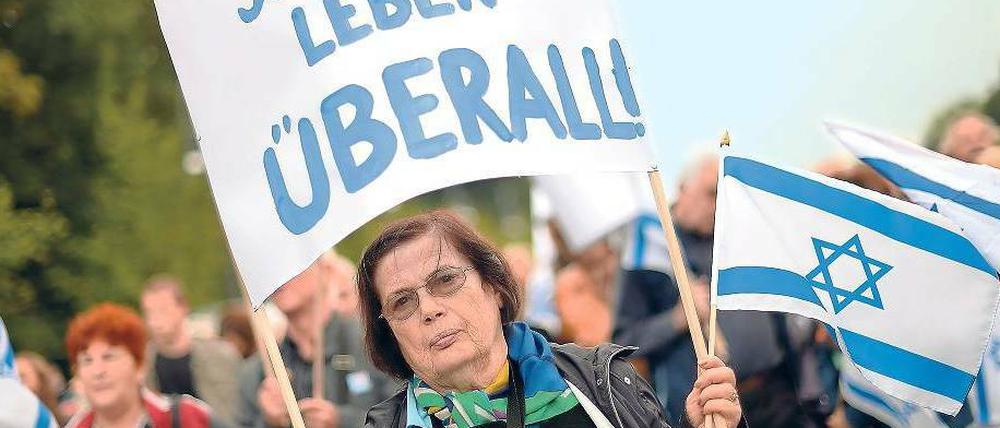 Auf der Straße nach Frieden. Zusammen mit der Bundeskanzlerin und dem Bundespräsidenten demonstrieren rund 5000 Menschen am Sonntag in Berlin gegen Antisemitismus.