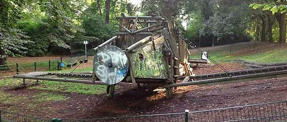 Leider morsch. Der Holz-Flieger im Bäke-Park in Lichterfelde, den die Kinder so toll fanden, musste abgebaut werden. Jetzt soll ein Ufo landen...
