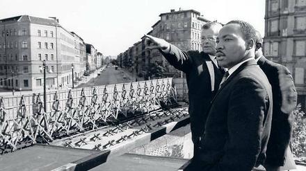 Blick nach drüben: Martin Luther King an der Bernauer Straße. Der Direktor des Informationszentrum, Werner Steltzer, erklärt ihm die Berliner Mauer.