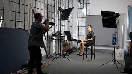 Fotoshooting für Wikipedia. Linken-Fraktionsvize Sahra Wagenknecht posiert routiniert.