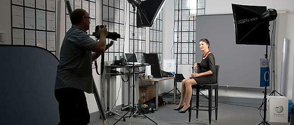 Fotoshooting für Wikipedia. Linken-Fraktionsvize Sahra Wagenknecht posiert routiniert.