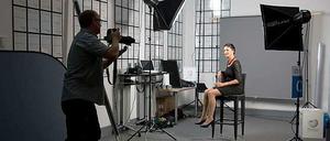 Fotoshooting für Wikipedia. Linken-Fraktionsvize Sahra Wagenknecht posiert routiniert.