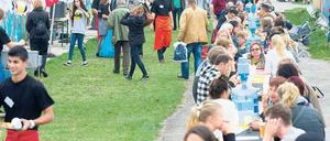 Am Tisch der Teilung. Wo einst die Mauer am Spreeufer stand, verband nun eine Tafel die Menschen und ihre Geschichten. 