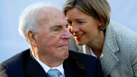 Helmut Kohl, beraten von Gattin Maike