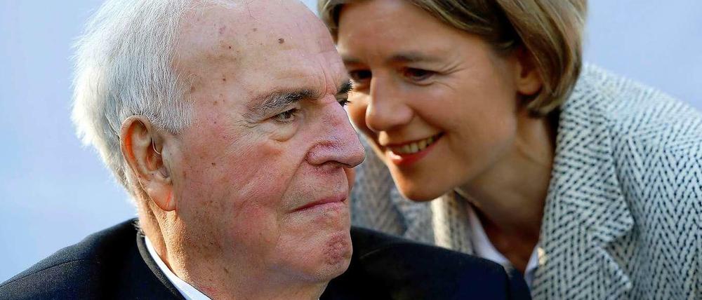 Helmut Kohl, beraten von Gattin Maike