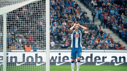 Das Bild zum Spiel. Kapitän Fabian Lustenberger zeigt an, wie es nach dem 1:3 im Heimspiel gegen Mainz um Hertha steht.