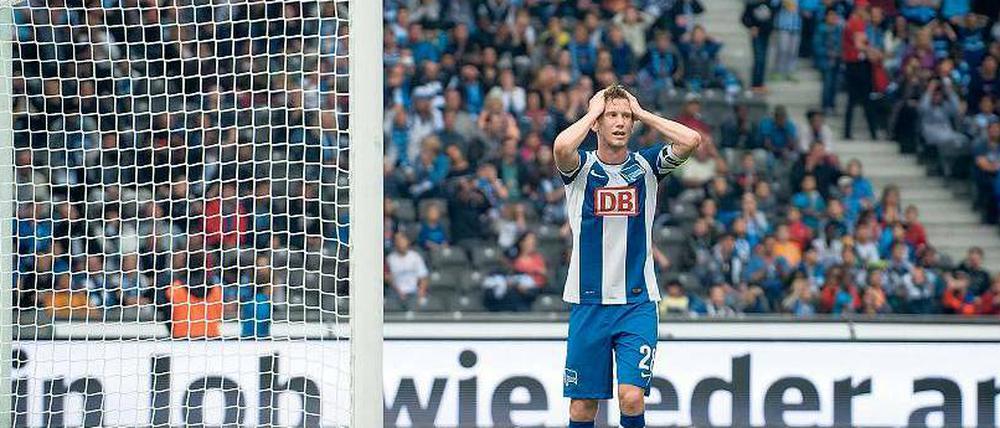 Das Bild zum Spiel. Kapitän Fabian Lustenberger zeigt an, wie es nach dem 1:3 im Heimspiel gegen Mainz um Hertha steht.