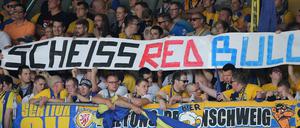 Feindbild: Fans von Eintracht Braunschweig protestieren auf wenig subtile Art gegen RB Leipzig.