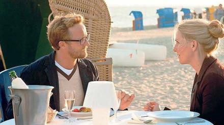 Katharina Reiff (Tanja Wedhorn) und Bestsellerautor Jonas Mikkelsen (Maximilian Brückner).