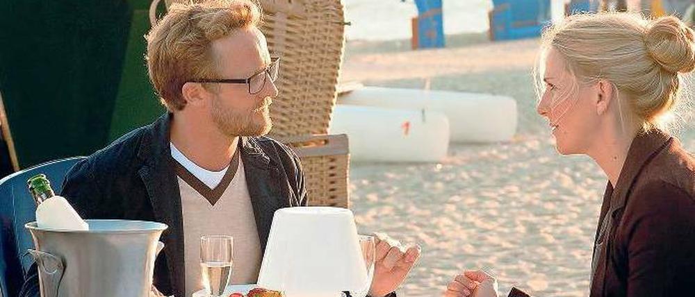 Katharina Reiff (Tanja Wedhorn) und Bestsellerautor Jonas Mikkelsen (Maximilian Brückner).