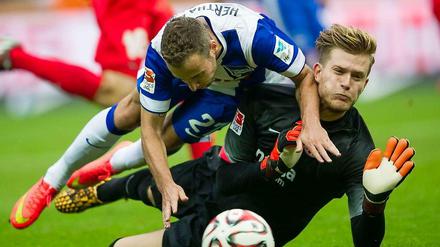 In der letzten halben Stunde warfen die Berliner alles nach vorn, konnten jedoch kaum für Gefahr vor dem Tor von Loris Karius (r.) sorgen.
