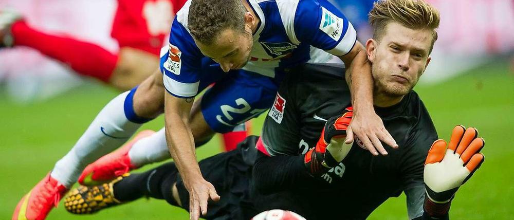 In der letzten halben Stunde warfen die Berliner alles nach vorn, konnten jedoch kaum für Gefahr vor dem Tor von Loris Karius (r.) sorgen.