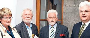 „2254 retten“: Hörfunkratsvorsitzender Frank Schildt und Intendant Willi Steul (von rechts) nehmen die Petition entgegen.