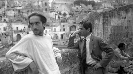 Enrique Irazoqui und Pasolini vor den Felshängen von Matera, 1964