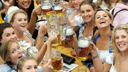 Frauen regieren die Welt! Der Klub der Antifeministen will das ändern. 