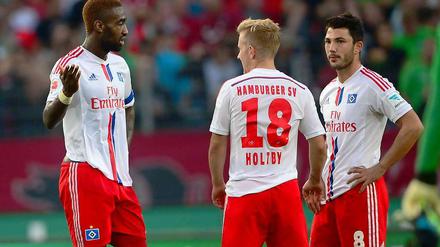 Wie soll es nun weitergehen? Fragen sich Hamburgs Johan Djourou (l-r), Lewis Holtby und Tolgay Arslan. 