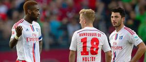 Wie soll es nun weitergehen? Fragen sich Hamburgs Johan Djourou (l-r), Lewis Holtby und Tolgay Arslan. 