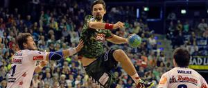 Zum Abheben. Fabian Wiede (Mitte) von den Füchsen.