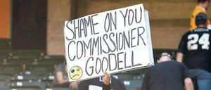 Grüße an den Ligachef. Ein Fan der Oakland Raiders fordert NFL-Commissioner Roger Goodell auf, sich zu schämen. Über anderen Stadien kreisten am Sonntag Flugzeuge mit Spruchbändern und der Botschaft: „Goodell must go.“