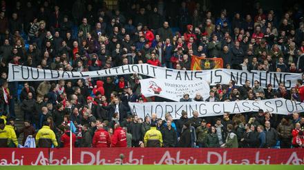 Zurück in den Vordergrund. Englands Fans erheben zögerlich ihre Stimme. 