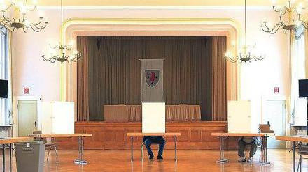 Jeder nur ein Kreuz. In den Wahllokalen wie hier in Parchim blieb der Andrang den gesamten Sonntag über überschaubar.