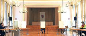 Jeder nur ein Kreuz. In den Wahllokalen wie hier in Parchim blieb der Andrang den gesamten Sonntag über überschaubar.