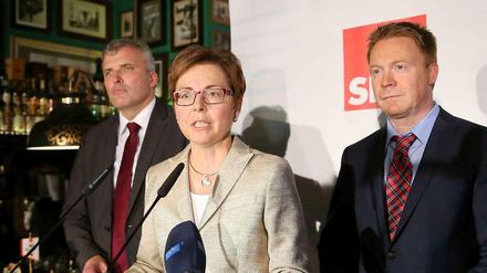 Heike Taubert, flankiert von Andreas Bausewein, Oberbürgermeister von Erfurt, und Christoph Matschie, Bildungsminister, nach dem Wahldebakel der SDP in Thüringen.