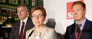 Heike Taubert, flankiert von Andreas Bausewein, Oberbürgermeister von Erfurt, und Christoph Matschie, Bildungsminister, nach dem Wahldebakel der SDP in Thüringen.