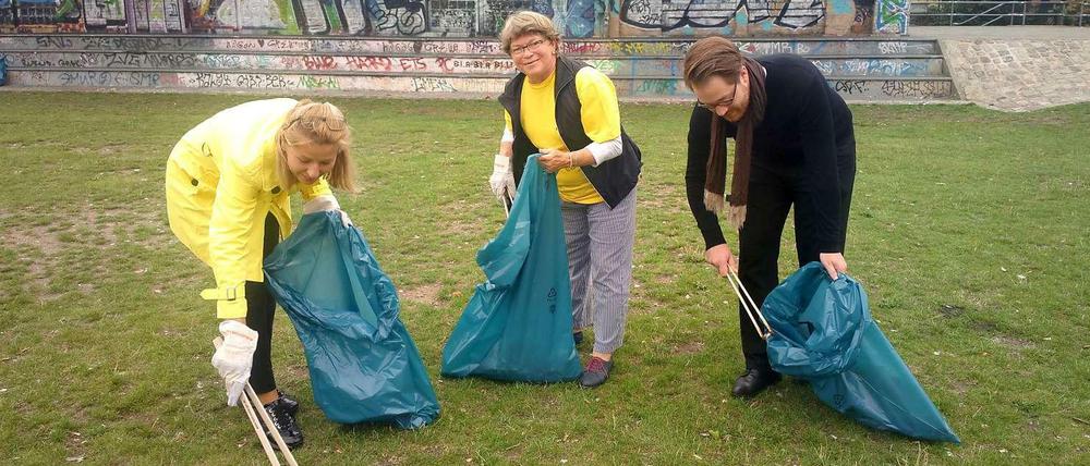 FDP-Mitglieder putzen am Aktionstag "Saubere Sache" den Görlitzer Park.