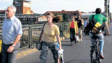 Mit schnellem Schritt: Auf der Warschauer Straße haben es viele Menschen eilig. Hier passieren besonders viele Unfälle mit Fußgängern. 