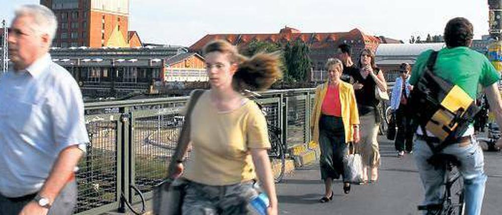 Mit schnellem Schritt: Auf der Warschauer Straße haben es viele Menschen eilig. Hier passieren besonders viele Unfälle mit Fußgängern.