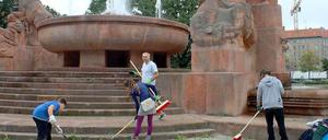 Jeden dritten Samstag im Monat treffen sich die Anwohner und pflegen den Arnswalder Platz.