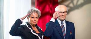 Dagmar Frederic salutiert neben Erich Honeckers Wachsfigur.