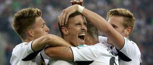 Ein Tor, zwei Vorlagen: Max Kruse (mitte) feierte gegen Schalke ein grandioses Comeback.
