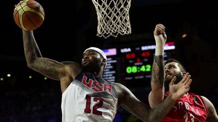 Nur Statisten. Miroslav Raduljica (r.) schaut dem USA-Amerikaner DeMarcus Cousins zu.