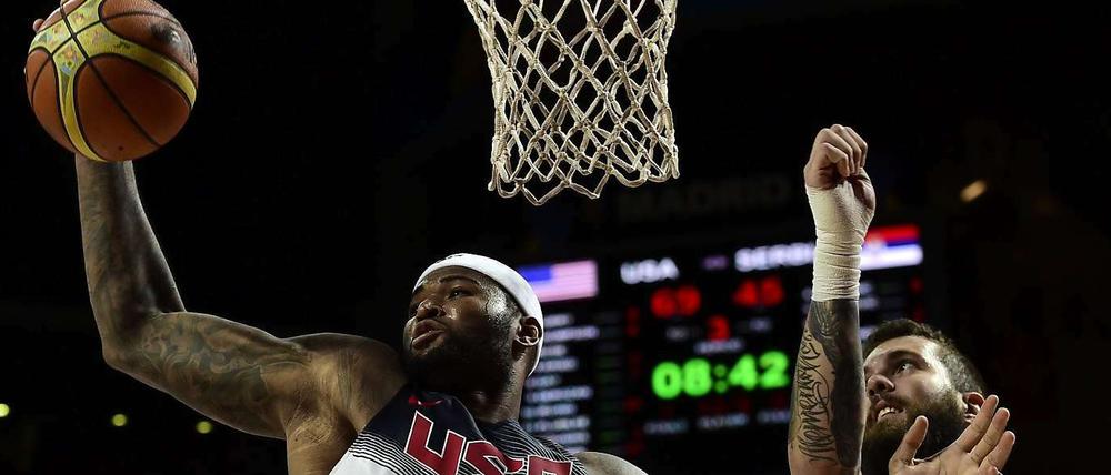 Nur Statisten. Miroslav Raduljica (r.) schaut dem USA-Amerikaner DeMarcus Cousins zu.