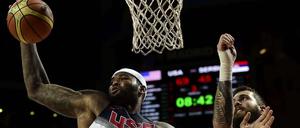 Nur Statisten. Miroslav Raduljica (r.) schaut dem USA-Amerikaner DeMarcus Cousins zu.
