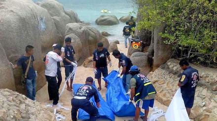 Trauminsel. Polizisten auf der thailändischen Insel Koh Tao bergen die beiden Leichen der britischen Urlauber.