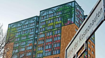 Bunter Stadtteil. Die Allee der Kosmonauten in Marzahn gehört zu den längsten Straßen Berlins - und ein bisschen russisch hört sie sich auch an.