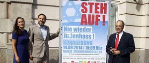 Dieter Graumann, Präsident des Zentralrats der Juden (rechts). Der Unternehmer Hans Wall und seine Frau Stefanie unterstützen die Aktion.