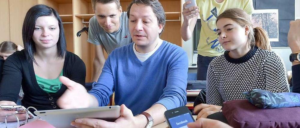Lehrer umringt von Oberstufenschülern