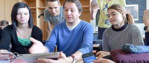 Lehrer umringt von Oberstufenschülern