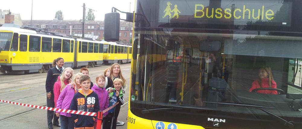 Wie vom Erdboden verschluckt: Köpenicker Grundschüler lernen bei der BVG, wie leicht man im toten Winkel verschwinden kann.