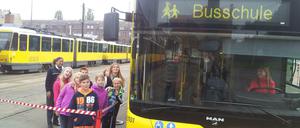 Wie vom Erdboden verschluckt: Köpenicker Grundschüler lernen bei der BVG, wie leicht man im toten Winkel verschwinden kann.