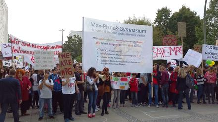 Lautstark, zahlreich und erfolgreich demonstrierten am Donnerstag Schüler und Lehrer des Max-Planck-Gymnasiums gegen die Schließung.