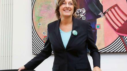 Britta Ernst greift lachend nach der Lehne eines Bürostuhls im Kieler Landtag.