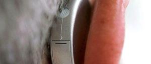 Mikro hinterm Ohr: Die Kassen zahlen jetzt mehr für besseres Hören.