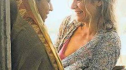Dein Bauch – mein Kind. Shanti (Tillotama Shome, links) und Nina (Julia Jentsch) freuen sich über Shantis geglückte Befruchtung.
