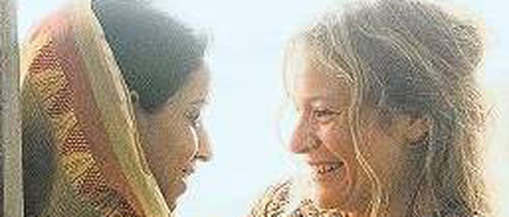 Dein Bauch – mein Kind. Shanti (Tillotama Shome, links) und Nina (Julia Jentsch) freuen sich über Shantis geglückte Befruchtung.